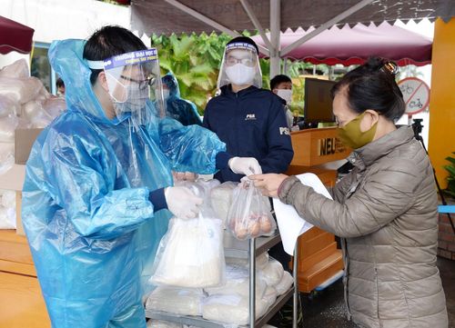 Cán bộ, giảng viên Trường Đại học Kinh tế quốc dân tham gia đóng gói các túi gạo và trứng. Ảnh: TUẤN ANH