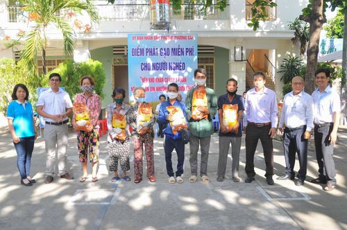 Tặng quà động viên người dân có hoàn cảnh khó khăn