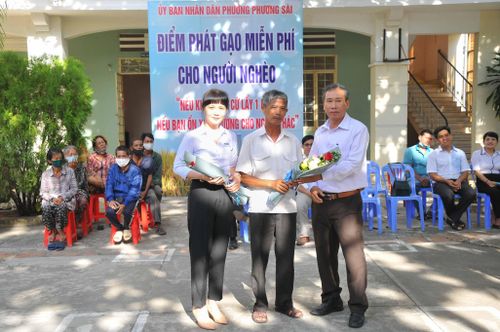 Lãnh đạo phường Phương Sài tặng hoa tri ân các nhà hảo tâm đã hỗ trợ cho máy "ATM gạo"