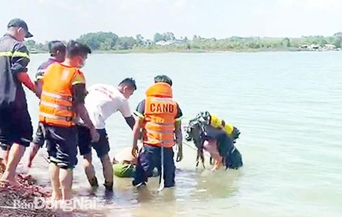 Cán bộ, chiến sĩ Đội chữa cháy và cứu nạn, cứu hộ khu vực Trảng Bom (Phòng Cảnh sát phòng cháy, chữa cháy và cứu nạn, cứu hộ Công an tỉnh) trục vớt thi thể nạn nhân đuối nước ngày 1-5 tại hồ Trị An (H.Vĩnh Cửu). Ảnh: Cơ quan chức năng cung cấp