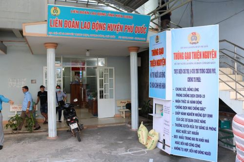 Thùng gạo thiện nguyện được đặt tại trụ sở LĐLĐ huyện Phú Quốc.