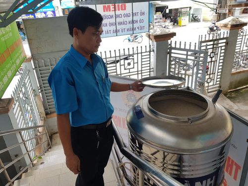 Ông Trần Văn Hiền - Phó chủ tịch LĐLĐ huyện Phú Quốc cho biết, từ ngày 1/5 đến nay tại "thùng gạo thiện nguyện" đặt tại trụ sở LĐLĐ đã có hơn 4 tấn gạo được phát cho người nghèo.
