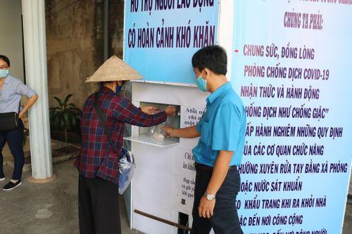 Thùng gạo thiện nguyện do LĐLĐ huyện Phú Quốc sáng chế hoạt động bằng cơ, không tốn điện.