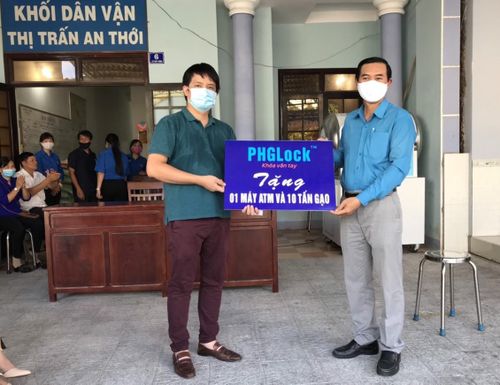Buổi bàn giao "ATM gạo" và 10 tấn gạo cho LĐLĐ huyện Phú Quốc.