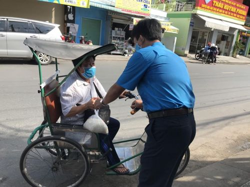 Ông Trần Văn Hiền - Phó chủ tịch LĐLĐ huyện Phú Quốc trao gạo cho người tàn tật.