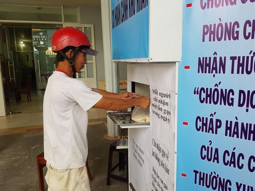 Ông Nguyễn Thanh Vân, công nhân lao động tại thị trấn Dương Đông đến nhận gạo.