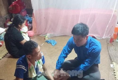 Anh Tô Ngọc Anh, Phó Bí thư Huyện đoàn Tràng Định (bìa phải) thăm hỏi, động viên gia đình nạn nhân Hà Thị Lý Thơ .Ảnh: Duy Chiến