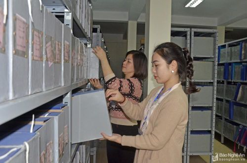 Cán bộ công chức Chi cục Văn thư lưu trữ thực hiện nhiệm vụ lưu trữ hồ sơ. Ảnh: Thanh Lê