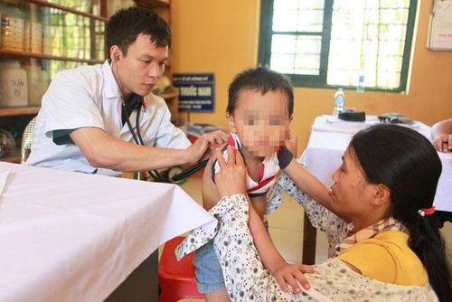 Kiểm tra y tế cho bệnh nhân tại xã Hồng Kỳ, huyện Sóc Sơn. Ảnh: Chiến Công