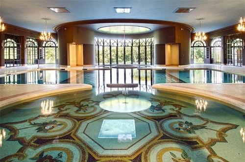 Sảnh lớn của tòa lâu đài với không gian rộng rãi và tràn ngập ánh sáng.