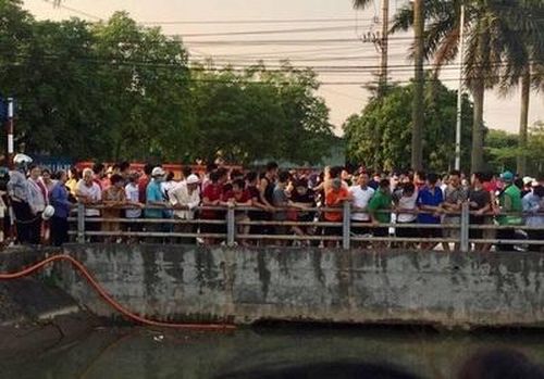 2 nạn nhân mắc vào gầm cầu (trong ảnh) rồi đuối nước. Ảnh: Đ.X.