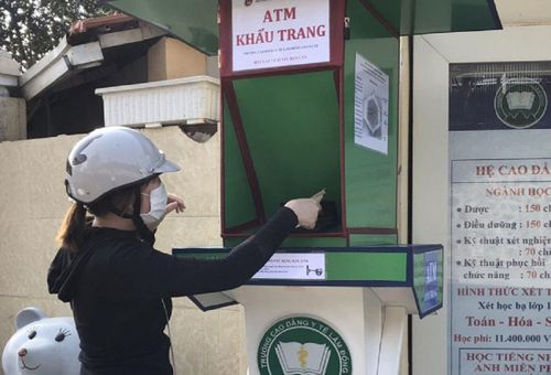 Máy ATM khẩu trang của Trường CĐ Y tế Lâm Đồng đang hoạt động.