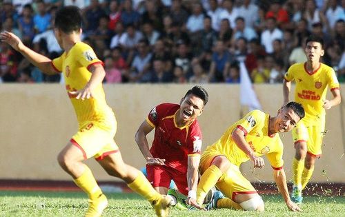 Phạm Xuân Mạnh (áo đỏ) bất ngờ tái phát chấn thương.