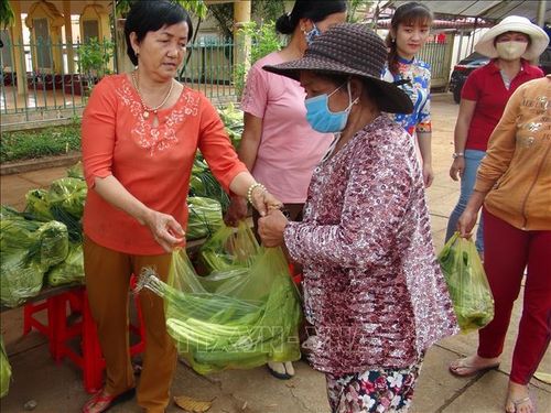 Người dân nhận hỗ trợ các nhu yếu phẩm.