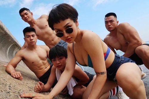 Miu Lê (tên thật Lê Ánh Nhật) là ca sĩ, diễn viên tạo nên sự bứt phá trong làng giải trí Việt thông qua bộ phim Em là bà nội của anh. Riêng về lĩnh vực phim ảnh, cô tiếp tục để lại nhiều dấu ấn qua tác phẩm Cô gái đến từ hôm qua được chuyển thể từ truyện cùng tên. Sau khi bộ phim được công chiếu, Miu Lê có dấu hiệu mất kiểm soát về cân nặng. Ngoại hình cô trở nên tròn trịa hơn trước.
