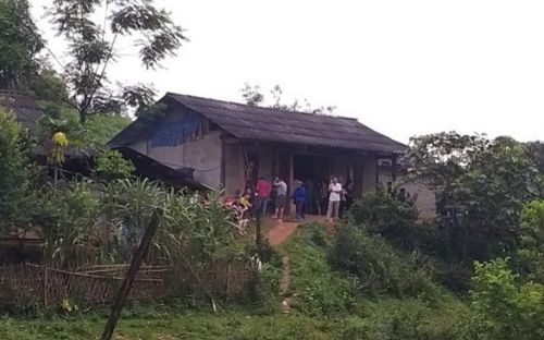 Nhân dân trong thôn đến động viên, hỗ trợ gia đình nạn nhân.