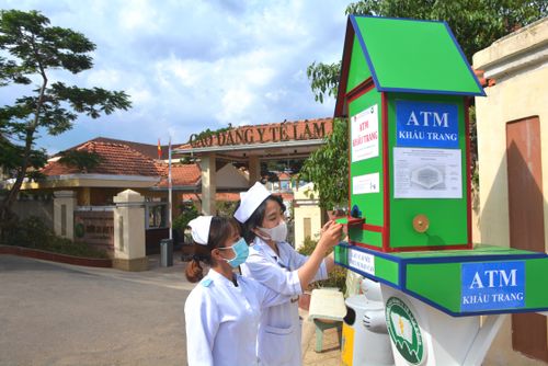 "ATM" khẩu trang của Trường Cao đẳng Y tế Lâm Đồng.