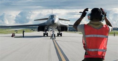 Máy bay B-1B Lancer.