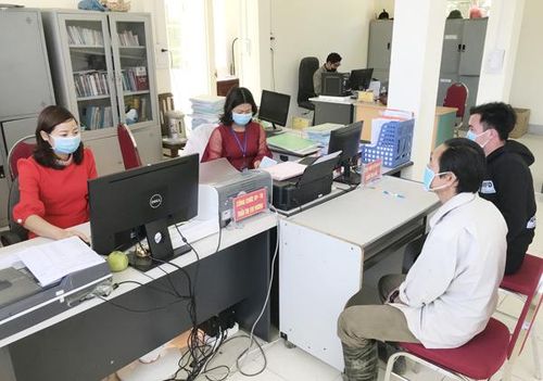 Giải quyết thủ tục hành chính tại bộ phận một cửa phường Hàm Rồng.
