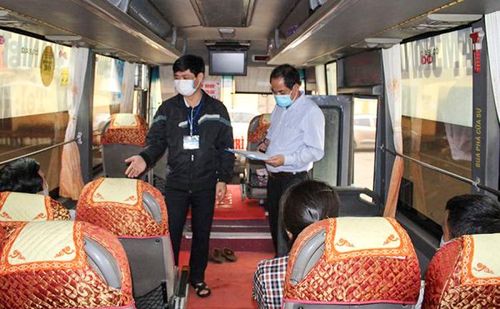 Lực lượng chức năng tuyên truyền, nhắc nhở hành khách đi xe về phòng, chống dịch Covid-19 tại bến xe thành phố Việt Trì.