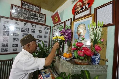 Ông Nguyễn Văn Cao đã dành gần 12 triệu đồng từ nguồn tiết kiệm ít ỏi của mình để làm các khung ảnh và trang trí phòng lưu niệm. Cùng với hàng trăm bức ảnh giá trị về Chủ tịch Hồ Chí Minh, trong phòng lưu niệm còn có một cuốn sách đặc biệt do ông tự viết, tự in và gìn giữ như một báu vật. Đó là cuốn sách in bài sử dài tới 1.456 câu thơ lục bát ông tự sáng tác trong gần 10 năm về những năm tháng hoạt động cách mạng của Bác.