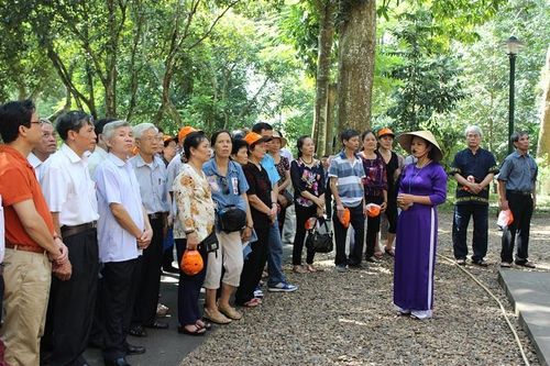 Khu Di tích K9 cách trung tâm Thủ đô Hà Nội khoảng 70km về phía Tây, nằm trong quần thể dãy núi Ba Vì. Khu di tích được chia làm 4 khu: A, B, C, D.. Nơi đây là ''địa chỉ đỏ'' được nhiều cơ quan, tập thể, cá nhân đến tìm hiểu, học tập làm theo gương Chủ tịch Hồ Chí Minh.