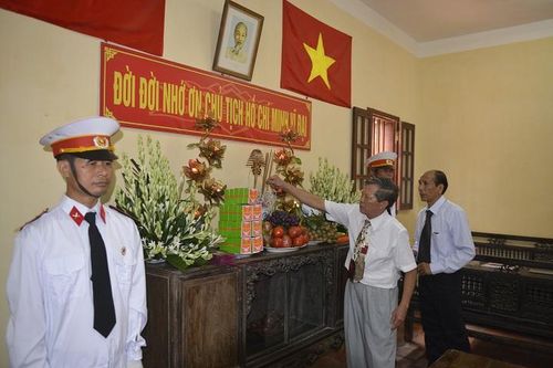 Ngôi nhà của gia đình cụ Nguyễn Thị An (phường Phú Thượng, quận Tây Hồ) là nơi dừng chân của Chủ tịch Hồ Chí Minh trên chặng đường từ chiến khu Việt Bắc trở về Hà Nội từ ngày 23/8/1945 để ra mắt quốc dân đồng bào, đọc Bản Tuyên ngôn độc lập khai sinh ra nước Việt Nam Dân chủ cộng hòa vào ngày 2/9/1945.