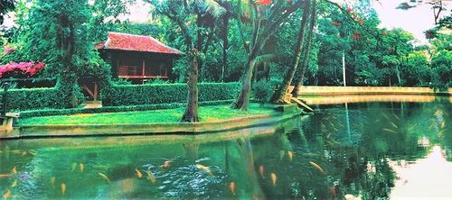 Khu di tích Chủ tịch Hồ Chí Minh tại Phủ Chủ tịch - nơi Chủ tịch Hồ Chí Minh sinh sống và làm việc 15 năm cuối đời (1954 - 1969). Ngôi nhà sàn bằng gỗ tuy đơn sơ, giản dị, nhưng đã trở thành biểu tượng của phong cách, đạo đức Hồ Chí Minh. Nhà sàn được dựng ở một góc vườn Phủ Chủ tịch, bên cạnh hồ nước nhỏ, giữa những vườn cây xanh tươi.