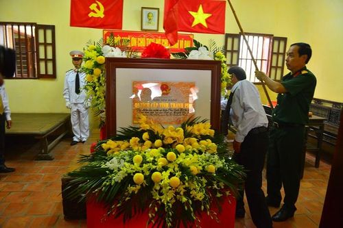 Sở dĩ, địa điểm trên được lựa chọn để Bác dừng chân nghỉ ngơi trong những ngày đầu Bác từ chiến khu Việt Bắc về tiếp quản Thủ đô là bởi nơi đây vốn là cơ sở cách mạng, từng nuôi dưỡng và bảo vệ nhiều cán bộ cấp cao của Đảng như các đồng chí: Trường Chinh, Hoàng Văn Thụ, Lê Đức Thọ, Hoàng Tùng, Bạch Thành Phong. Ngày 23/8/2019, phường Phú Thượng đã tổ chức Lễ đón Bằng di tích lịch sử cấp TP đối với di tích này.