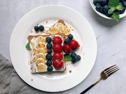 Cũng với công thức bánh mì đen, sữa chua, trái cây, bạn có thể đổi loại quả theo ý thích và sắp xếp theo thứ tự màu sắc để lưu lại bức hình bữa sáng healthy sang chảnh. Bạn nên chọn sữa chua không đường nếu đang có ý định giảm cân.