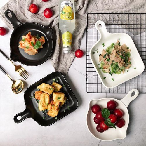 Bữa sáng là bữa ăn quan trọng nhất trong ngày. Dù có bận rộn đến đâu bạn cũng nên chuẩn bị bữa ăn buổi sáng tươm tất, đủ dinh dưỡng. Trong những ngày hè oi bức, món ăn thanh mát với rau xanh và hoa quả vừa giúp bạn thải độc cơ thể, lại hỗ trợ giảm cân hiệu quả. Một bữa sáng đầy đủ cho 2 người ăn gồm: các món đậu phụ chiên, mướp hương xào thịt, mận, kim chi.