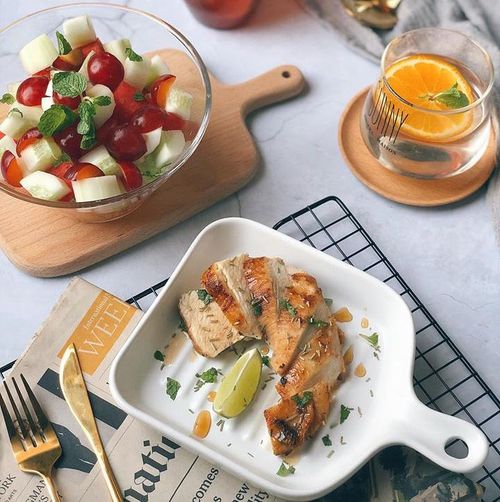 Ức gà nướng mật ong cũng được nhiều người thêm vào chế độ ăn giữ gìn vóc dáng. Bạn nên bổ sung thêm salad trái cây để bữa ăn thêm xanh mát và bắt mắt hơn.
