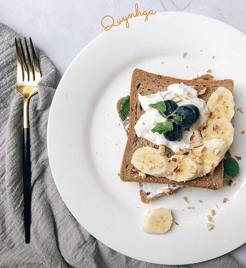 Bánh mì đen, sữa chua, trái cây là sự kết hợp hoàn hảo cho bữa sáng healthy. Nếu bạn bận rộn, chỉ cần chuẩn bị 2 lát bánh mì đen, phết sữa chua Hy Lạp, kèm chuối, việt quất, hạnh nhân, có ngay bữa sáng chất lượng.