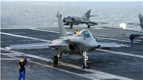 So sánh cả hai loại máy bay Rafale và Su-35, khi Rafale có phần vượt trội hơn, nhờ có phiên bản hoạt động trên tàu sân bay, cất cánh bằng máy phóng hơi nước; công nghệ mà Ấn Độ đang rất thèm muốn để trang bị trên các tàu sân bay của họ trong tương lai.