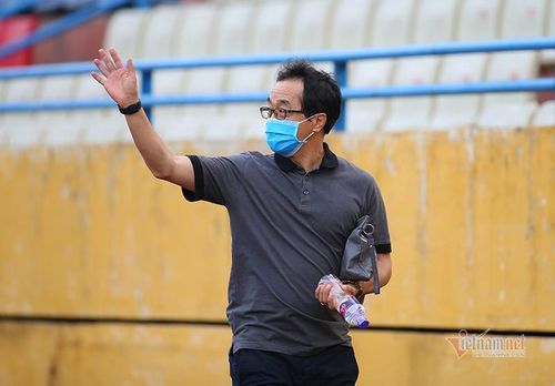 Cánh tay phải của thầy Park cười tươi chào các cầu thủ