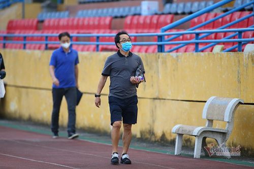 Trợ lý Lee Young Jin, "cạ cứng" của HLV Park Hang Seo cũng có mặt trên sân theo dõi trận đấu