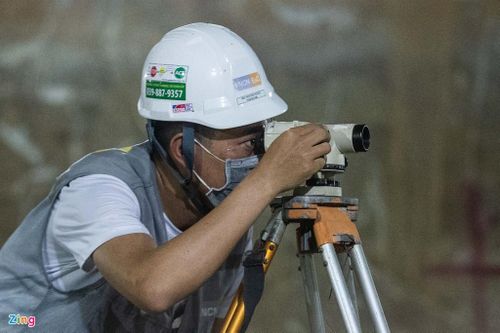  Quá trình làm việc cả đêm của công nhân được sự giám sát cẩn thận từ các kỹ sư. 