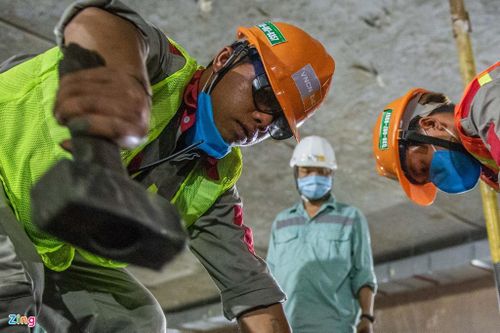  Trong quá trình nhận bê tông, một vài công nhân liên tục phải dùng búa đập vào các điểm nối để tránh bê tông bị nghẽn. 