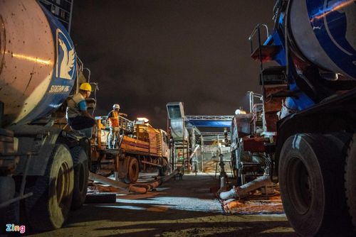  Trên mặt đất đường Kim Mã, liên tục các xe bồn tiếp bê tông xuống tầng ngầm. Có 63 xe bồn thay phiên nhau chuyển bê tông trong đêm. 
