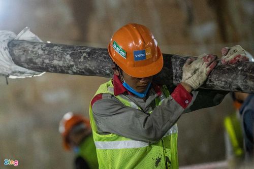  Các ống cao su với chiều dài khoảng 3 m được nối với nhau, nhận bê tông từ các xe bồn liên tục tiếp ứng ở trên mặt đất. Công nhân sẽ có nhiệm mang vác các ống tới điểm nối. 