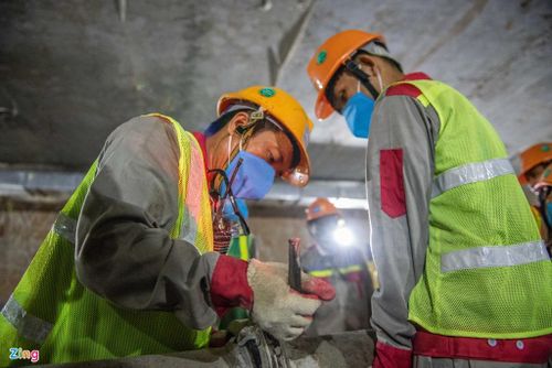  Ngay sau khi hô vang khẩu hiệu "An toàn", 38 công nhân nhận nhiệm vụ bơm bê tông, nối, điều hướng các ống bê tông, bảo dưỡng... làm việc tại tầng ngầm. 4 công nhân còn lại sẽ đảm nhiệm việc cảnh báo giao thông, bảo vệ các xe bồn bê tông phía trên tại đường Kim Mã, quận Ba Đình. 