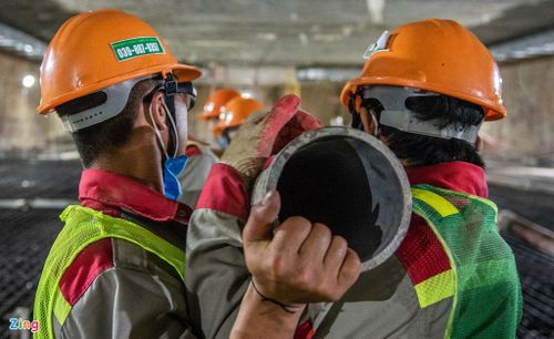  Tầng ngầm này có nhiệm vụ đón tiễn hành khách, bán vé trước khi xuống tầng đón tàu. Đây cũng là khu vực lắp đặt các hệ thống máy móc kỹ thuật, điều khiển ga. Trong ảnh, các công nhân đang chuẩn bị các thiết bị để bơm bê tông. 