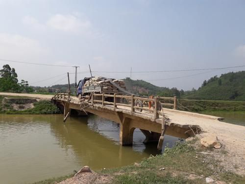  Một trong những cây cầu bắc qua sông Đào ở xã Mã Thành xuống cấp nghiêm trọng sẽ được đầu tư mới trong thời gian tới.