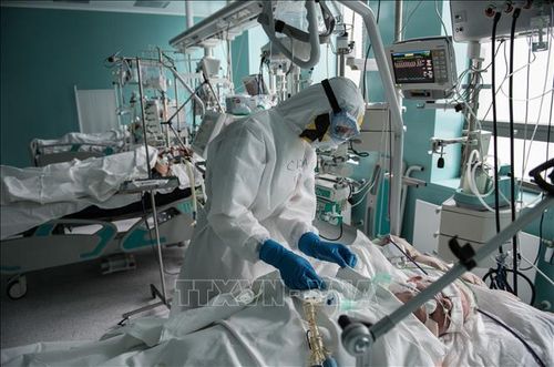 Nhân viên y tế chăm sóc bệnh nhân mắc COVID-19 tại một bệnh viện ở Moskva, Nga ngày 14/5/2020. Ảnh: THX/TTXVN