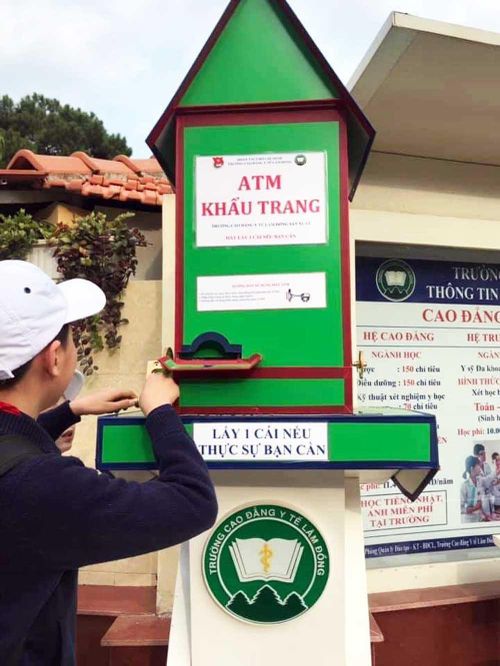 Học sinh nhận khẩu trang miễn phí từ "ATM"