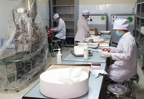 Trường Cao đẳng y tế sản xuất khẩu trang kháng khuẩn.