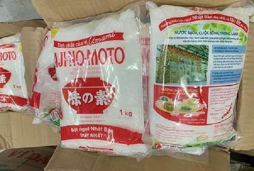 Các gói mì chính giả nhãn mác thương hiệu nổi tiếng bị thu giữ (Ảnh: CA)