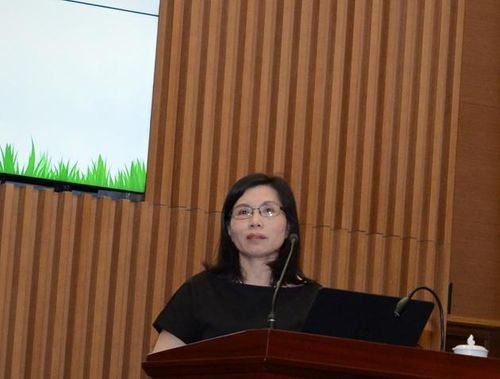  Bà Hoàng Thị Vân Anh, Vụ trưởng Vụ Chính sách và Pháp chế, Tổng Cục quản lý đất đai, Bộ Tài nguyên và Môi trường trình bày chuyên đề tại hội nghị.