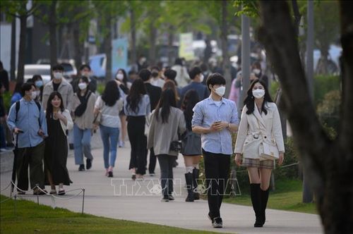 Người dân đeo khẩu trang phòng dịch COVID-19 tại Seoul, Hàn Quốc ngày 11/5/2020. Ảnh: AFP/TTXVN