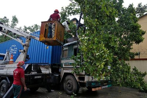  Bão thường xuyên đổ bộ vào một phần miền đông Ấn Độ và Bangladesh trong khoảng thời gian từ tháng 4 đến tháng 12 gây thiệt hại diện rộng. Chính phủ hai bên thường buộc phải sơ tán hàng chục nghìn người. 